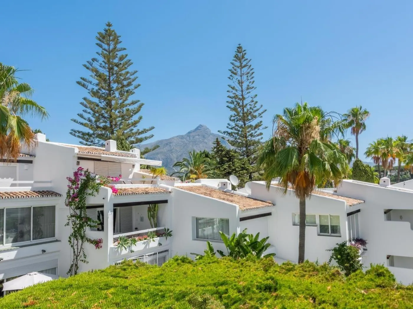 Azahara1, Panoramic Views And Frontline Golf Apartment Marbella